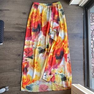 Alice+Olivia floral print maxi skirt with side slit. Size 8 (M)